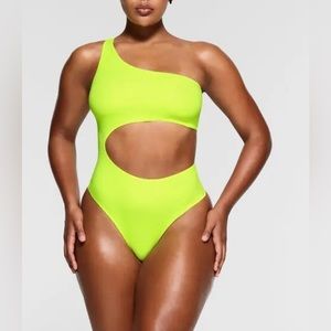 SKIMS FIT EVERYBODY BODY SUIT NEON 3X. ONE SHOULDER CUT OUT.